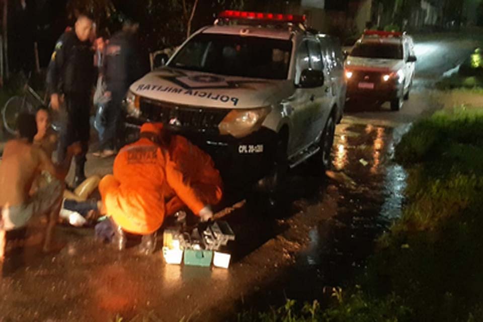 Jovem é alvejado com quatro tiros ao sair de casa na zona Norte