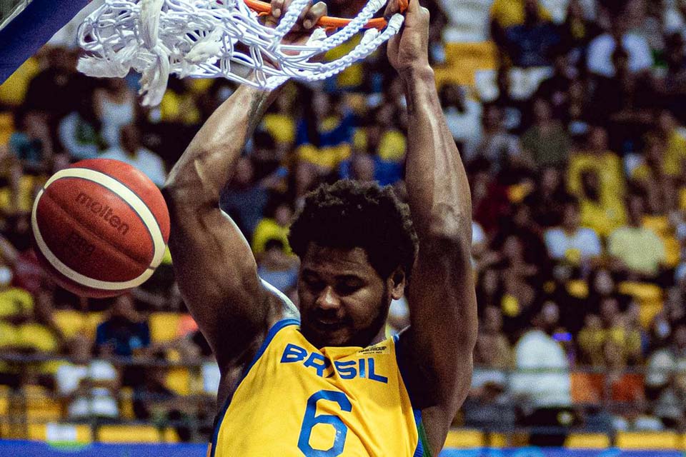 Brasil vira sobre Uruguai e segue invicto na AmeriCup de basquete