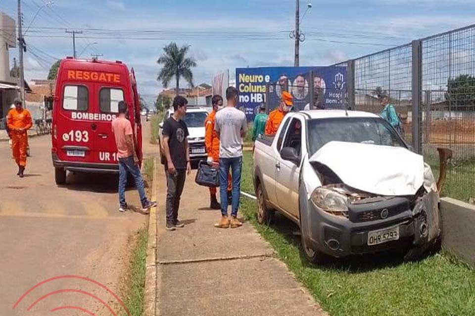 Colisão entre carros resulta em danos materiais e vítima encaminhada ao hospital
