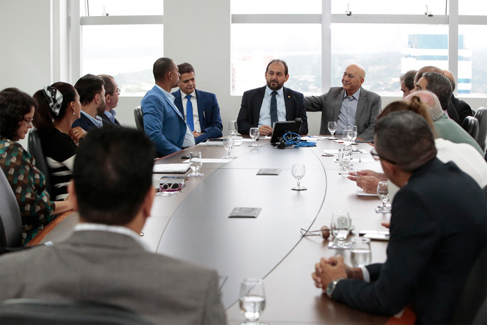 Deputados discutem o fortalecimento da educação infantil em reunião com o senador Confúcio Moura