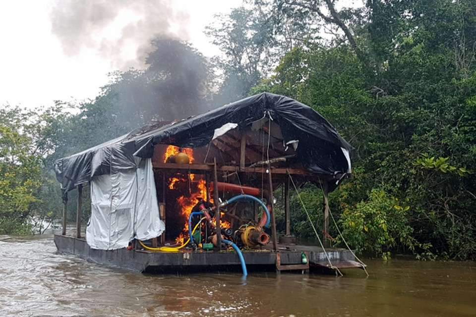 12 dragas são destruídas em operação para combater garimpo de ouro no Rio Roosevelt, em Rondônia