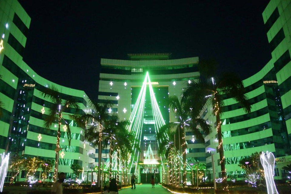 Ornamentação de luzes do Natal é instalada no Palácio Rio Madeira