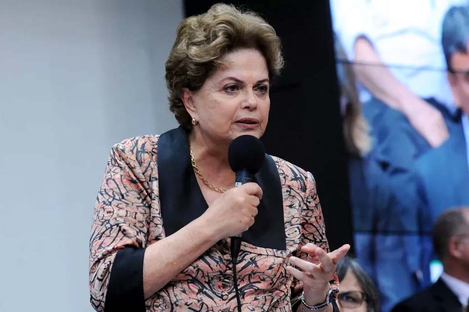 Homem é condenado a pagar indenização por danos morais à ex-presidente Dilma Rousseff por foto em voo