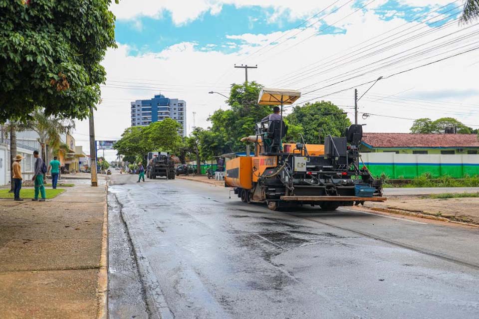 Prefeitura de Ji-paraná realiza recapeamento na avenida Aracaju