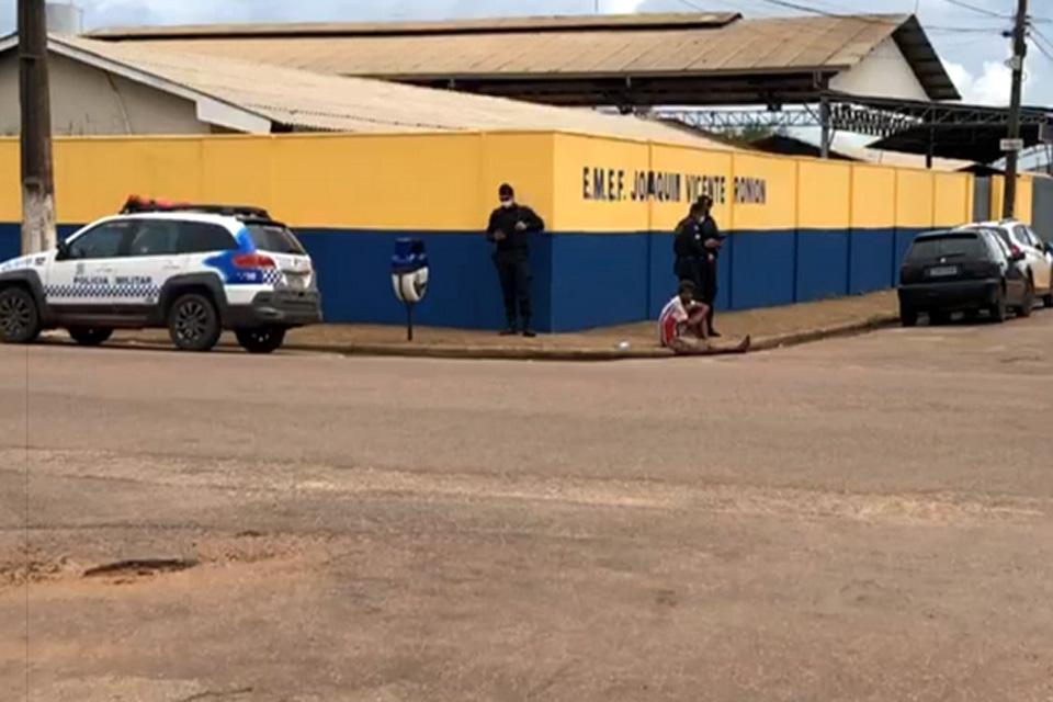 Homem é atacado com tiros em frente a escola na zona sul