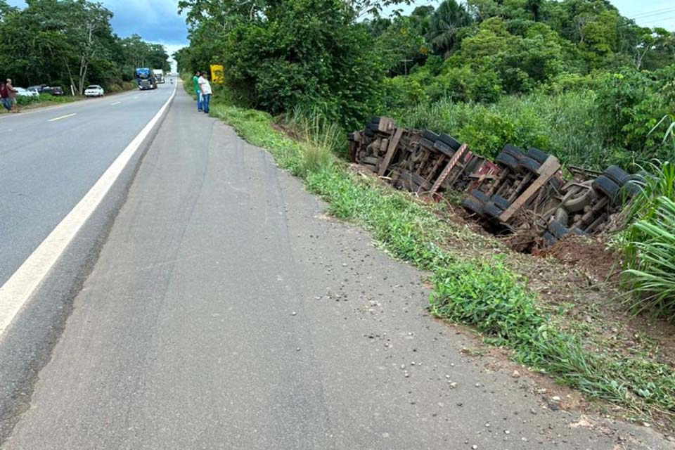 Motorista faz manobra para evitar colisão frontal e carreta tomba na BR-364