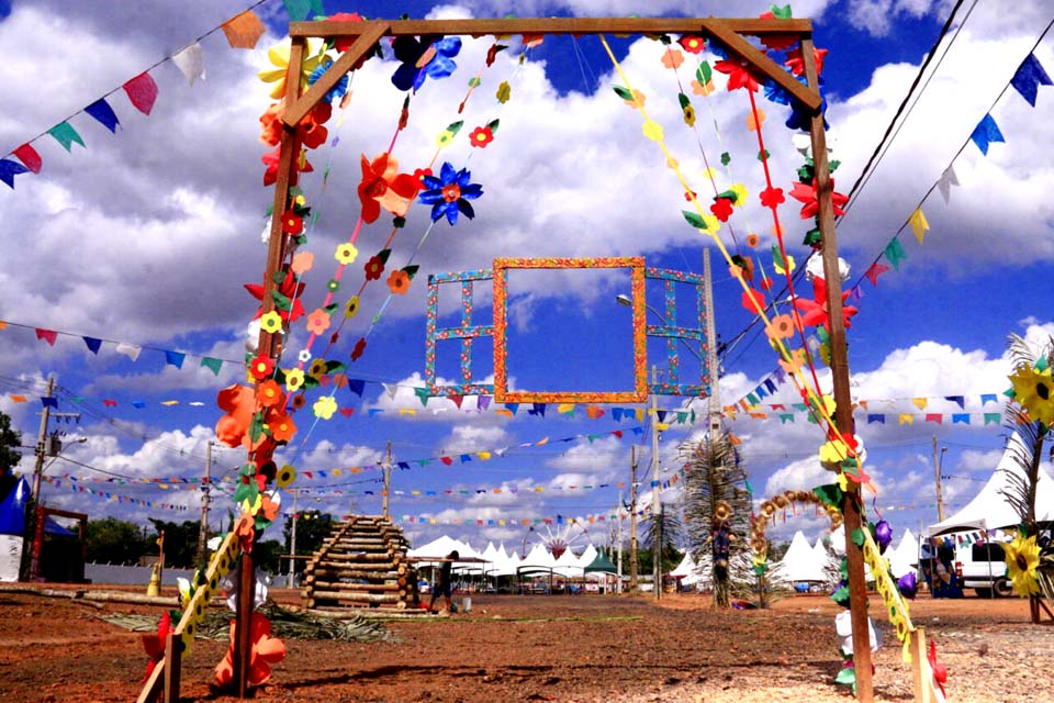 Contagem regressiva para o início do tradicional Arraial Flor do Maracujá; evento já está gerando impactos positivos na economia