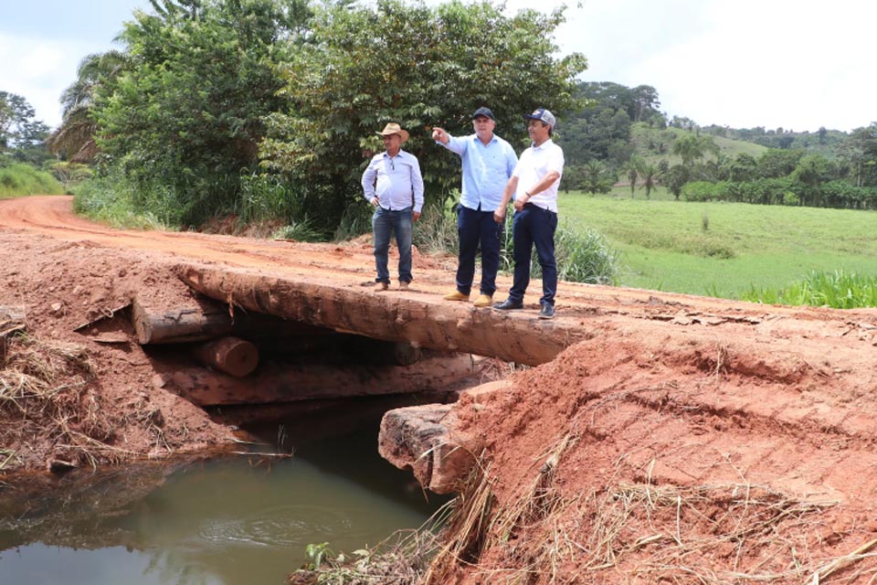 Prefeito visita área rural com vereadores, verificando em loco os trabalhos da Semade