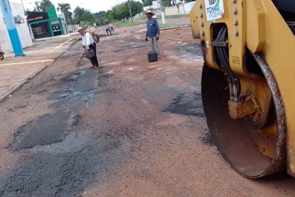 Massa asfáltica fornecida pelo Governo de Rondônia garante manutenção de ruas e avenidas pavimentadas em Rolim de Moura