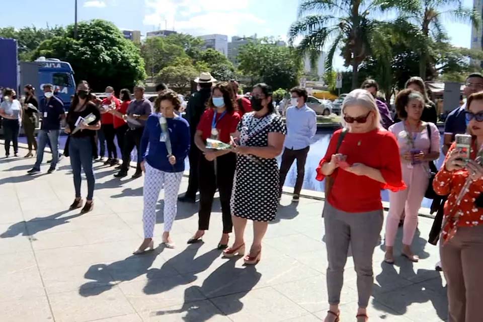 Funcionários da Caixa fazem protesto contra Pedro Guimarães na sede do banco, em Brasília