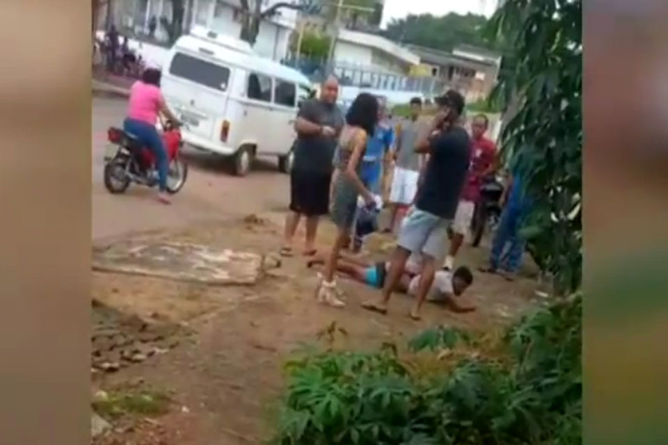 População espanca acusado de roubar adolescente em praça