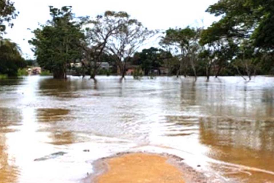 Intensa chuva faz rio Mororó transbordar e causa novos alagamentos