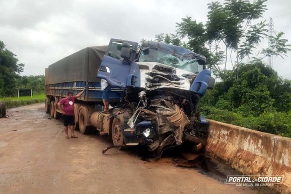 Colisão entre duas carretas deixa motorista ferido na BR-429