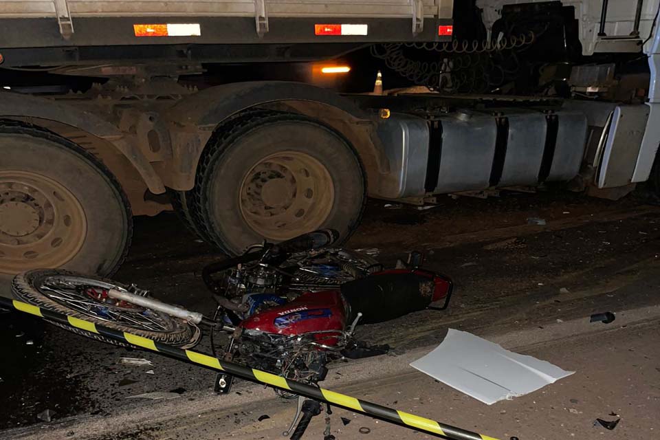 Colisão entre moto e carreta deixa dois mortos na BR-364