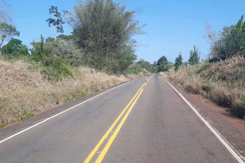 DER conclui tapa-buracos e inicia sinalização horizontal na RO-383, entre o município e o distrito Nova Estrela