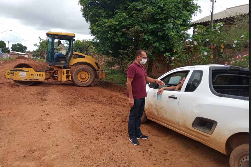 Bairro Três Marias recebe serviço de patrolagem e limpeza das ruas a pedido do vereador Paulo Tico