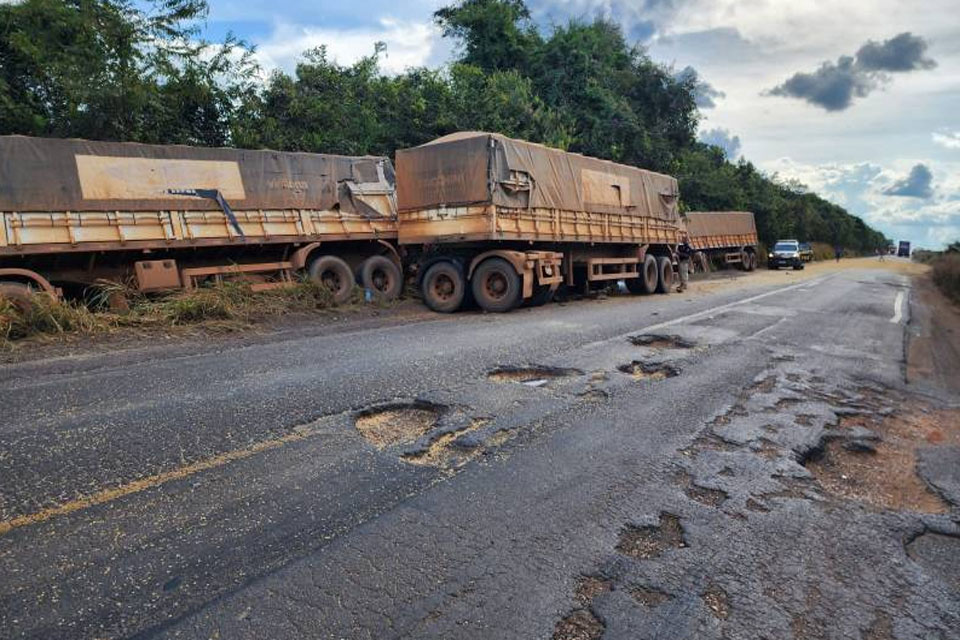 Acidente envolve três carretas na BR 364 próximo a Vilhena 