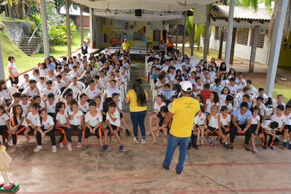 Alunos da Escola Kolping recebem orientação e atividades sobre segurança no trânsito