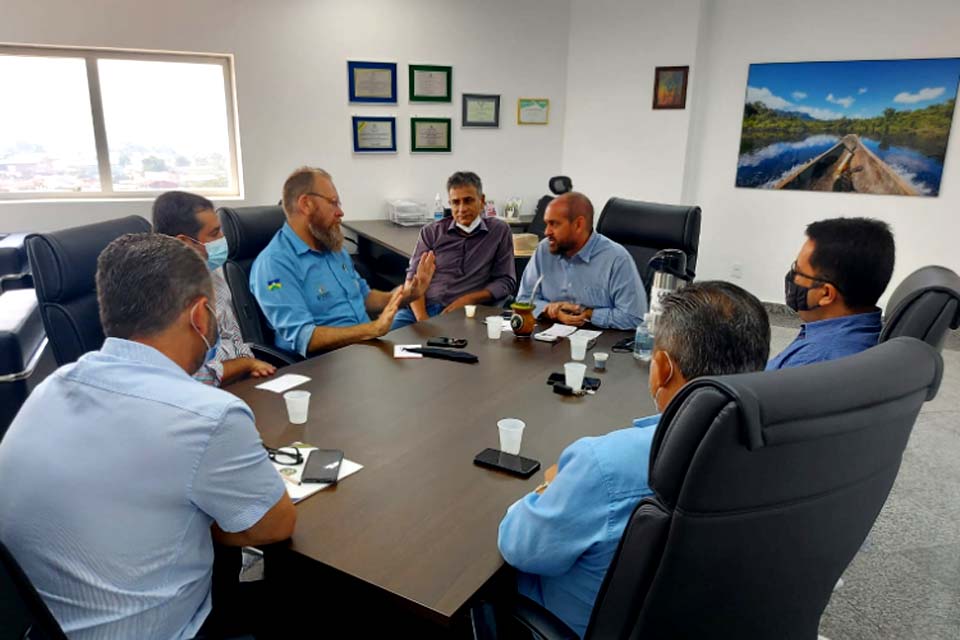 Durante reunião com deputado Laerte Gomes, Idaron garante regulamentar sistema de alienação de gado em até 10 dias