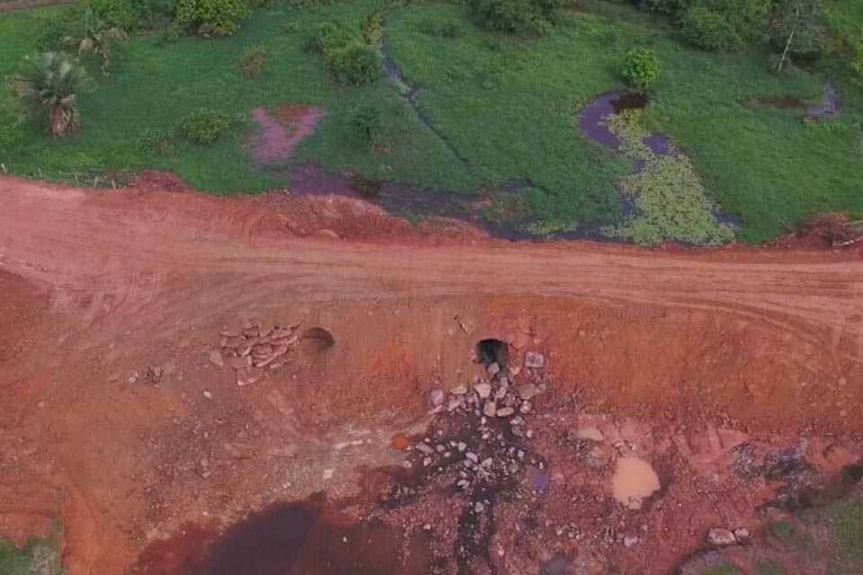 Melhorias na RO-135 são realizadas pelo governo de RO no Igarapé Forquilha, em Ouro Preto do Oeste