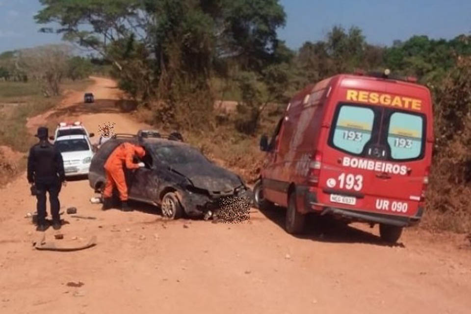 Pai e filho são socorridos após carro capotar na estrada da Figueira em Espigão