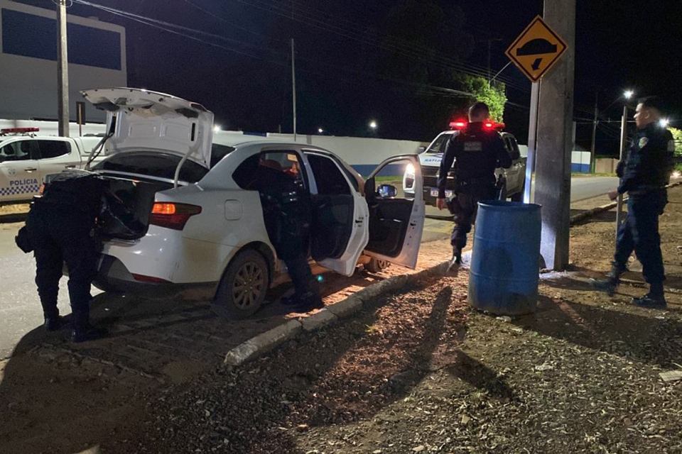 Motorista de aplicativo e passageiro são presos com 2kg de maconha no veículo