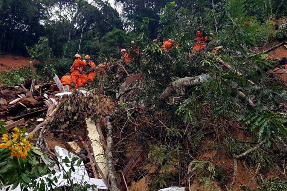  Polícia identifica corpos de quatro vítimas do temporal de Petrópolis