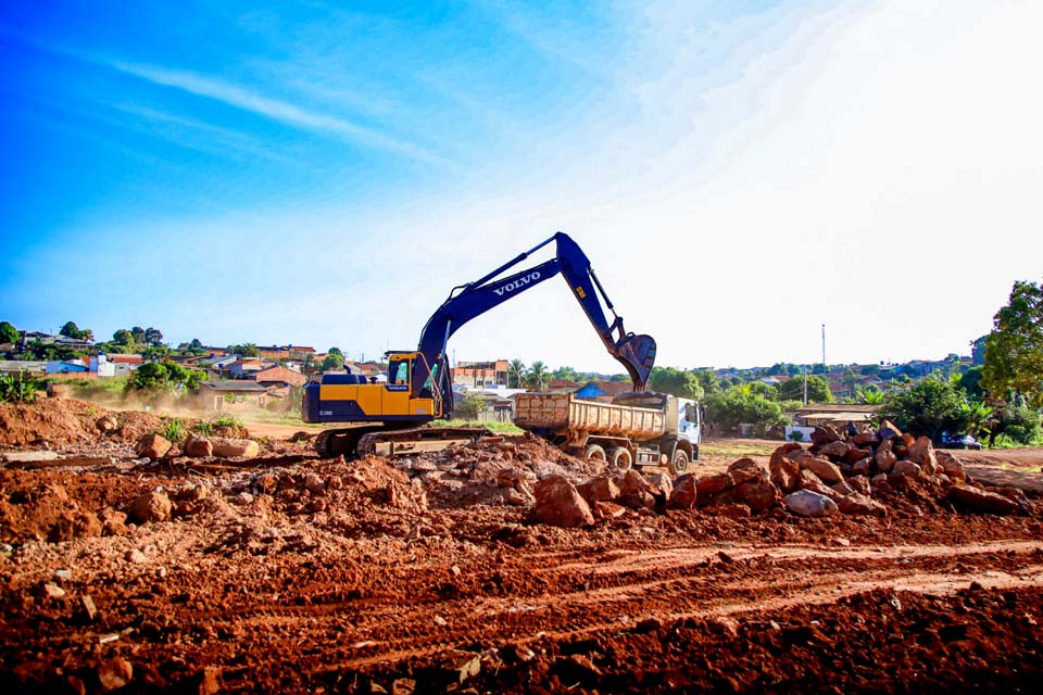 Prefeitura realiza limpeza da área onde será construído o Feirão do Produtor Rural