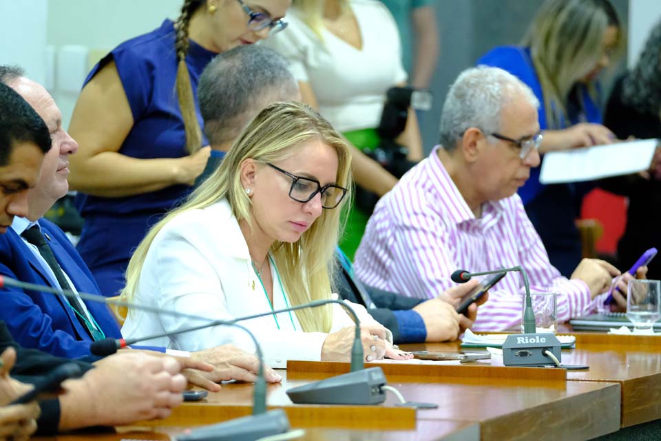 Deputado Ieda Chaves defende o alinhamento de estratégias durante debate no Parlamento Amazônico