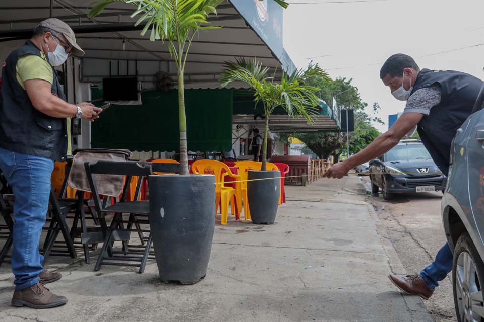 Fiscalização sobre o uso de calçadas por comerciantes é intensificada; ação busca garantir direito dos pedestres e manutenção dos negócios