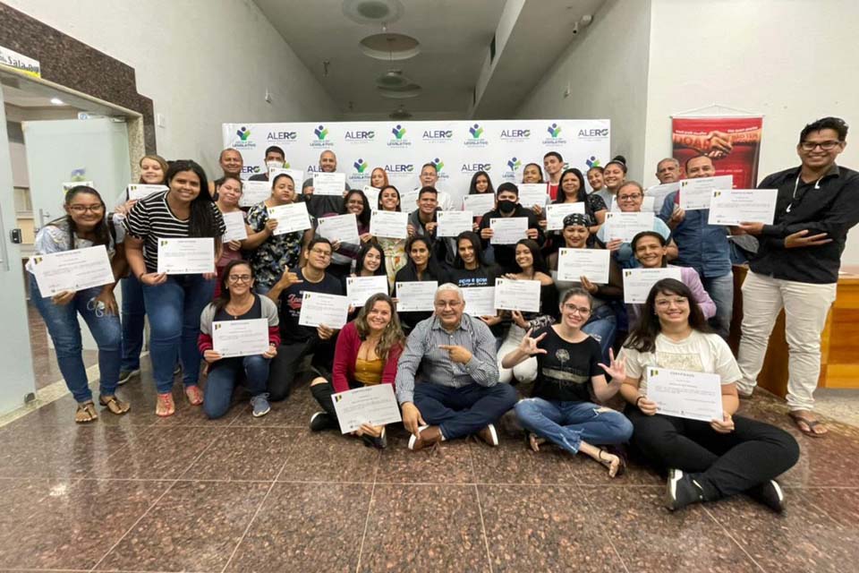 Escola do Legislativo encerra cursos e se prepara para Fórum