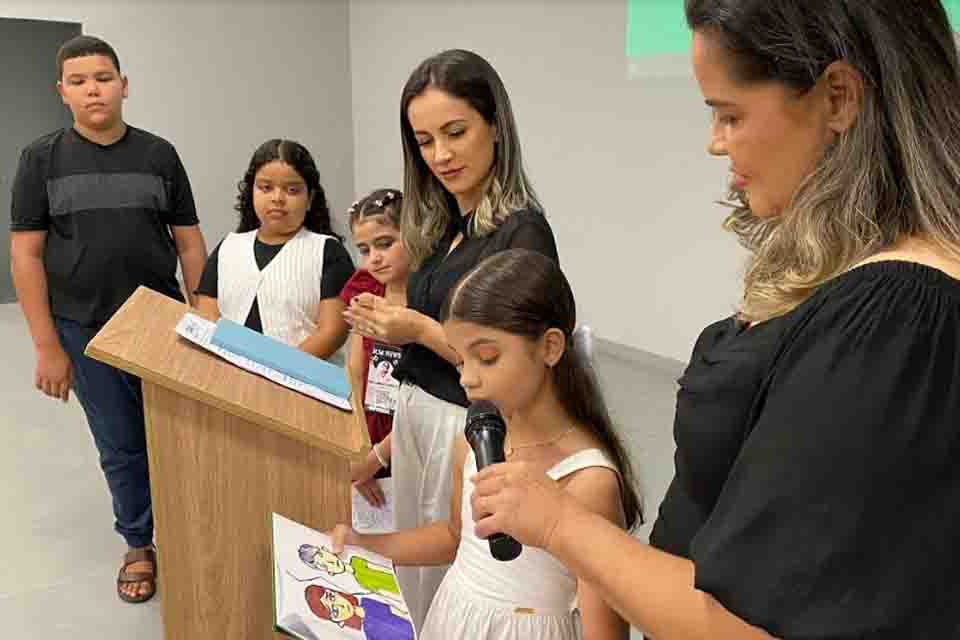 Em Jaru alunos da escola municipal Jean Carlos  publicam livros