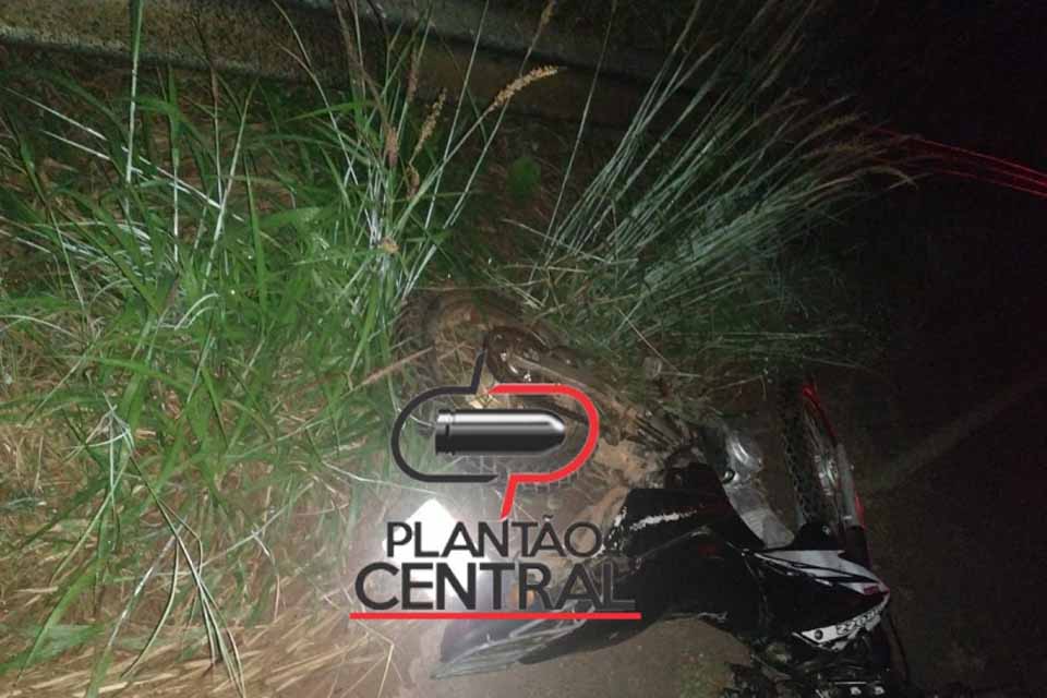 Motociclista morre ao perder controle da direção e bater em Guard rail 