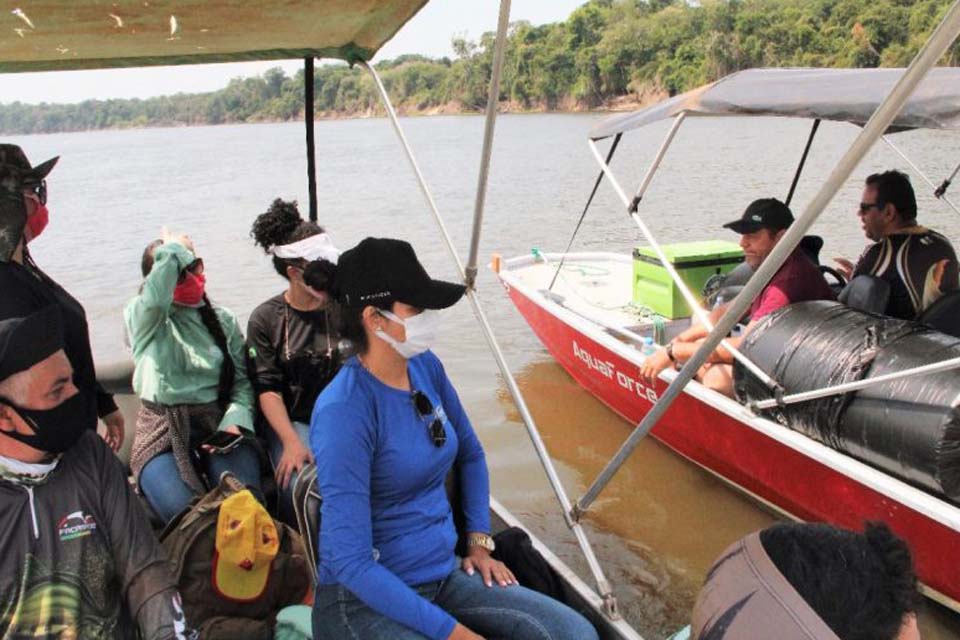 Sedam promove ação para orientar comunidades ribeirinhas, quilombolas e turistas sobre descarte do lixo e queimadas