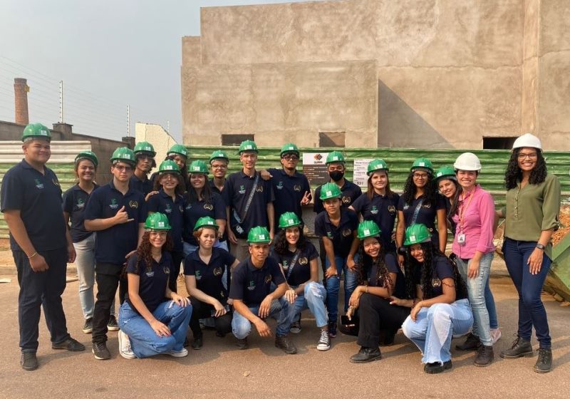 Estudantes do Curso Técnico em Edificações do Campus Calama fazem visita técnica à construtora na capital