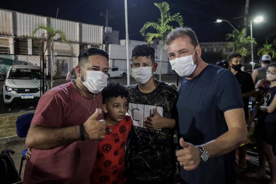 Prefeito Hildon Chaves incentiva imunização da população contra covid-19 durante Drive Thru Noturno