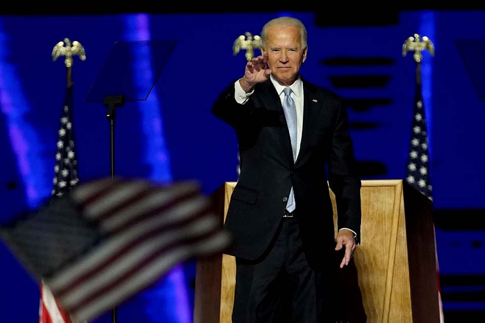 Biden planeja mudança para Casa Branca; Trump tem esperança de vitória