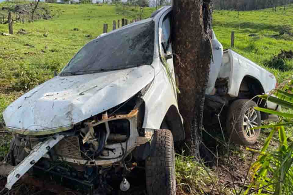 Caminhonete ficar totalmente destruída ao colidir contra árvore em Ouro Preto