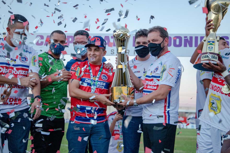 Prefeito Hildon Chaves prestigia final do Campeonato de Futebol e entrega troféu aos vencedores