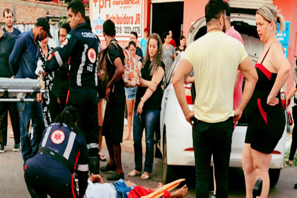 Motociclista fica gravemente ferido após colidir com carro 