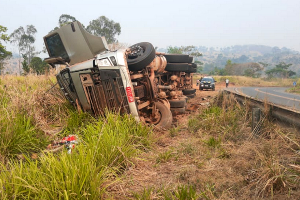 Carreta tomba após motorista perder o controle, próximo a “curva da morte”