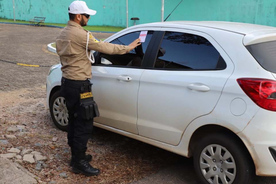 Agentes de trânsito em Porto Velho realizam operação para coibir estacionamentos em locais proibidos