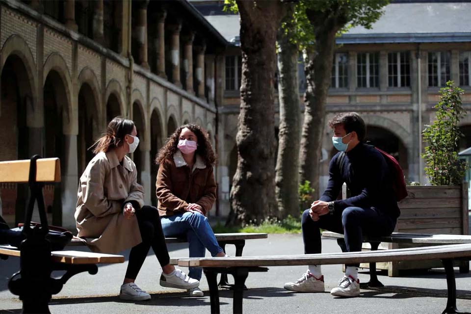 França regista 63 mortos e mantém internamentos hospitalares baixos