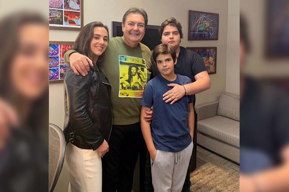 Em momento raro, filha de Faustão aparece em foto com o pai e irmãos