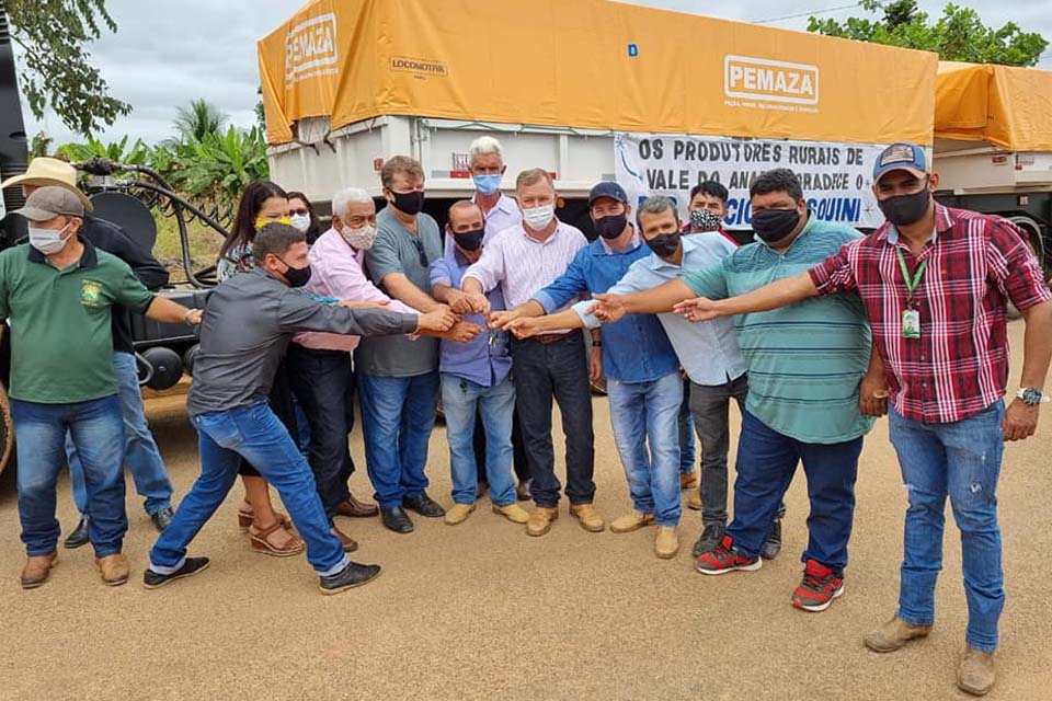 Deputado Federal Lucio Mosquini visita Vale do Anari, inaugura obra e entrega equipamentos