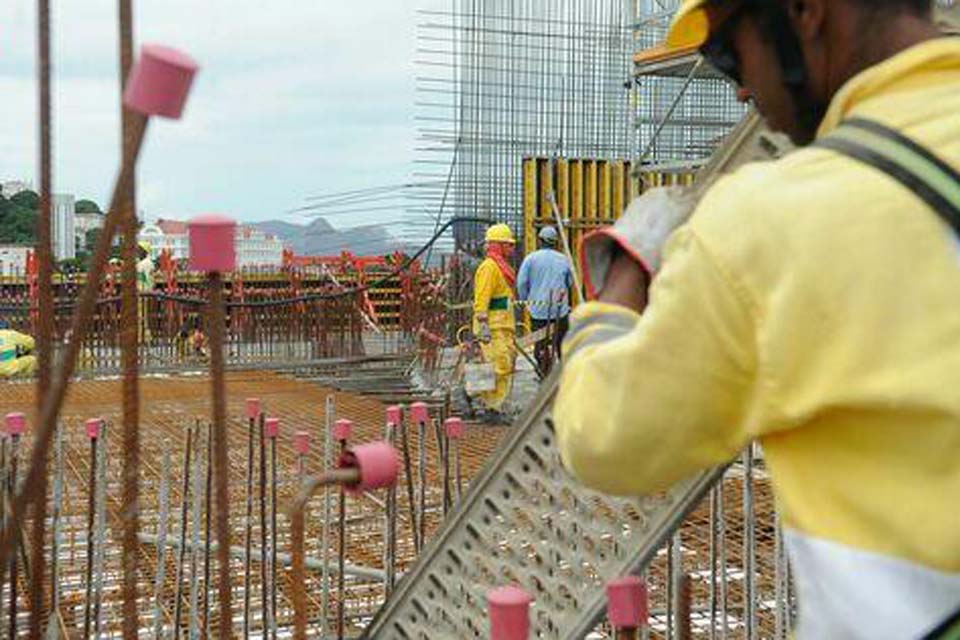 Demanda por mão de obra segue aquecida na construção civil