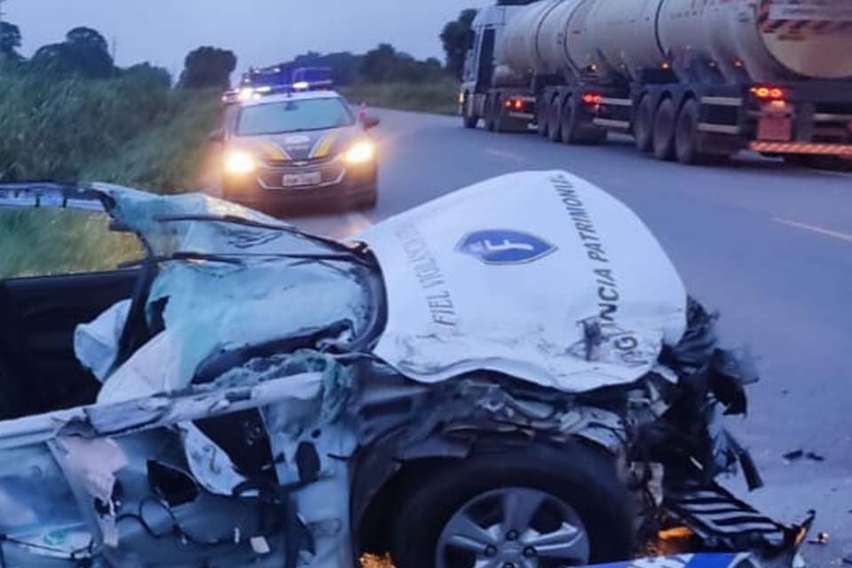 Carro de empresa de vigilância fica destruído em acidente na BR-364