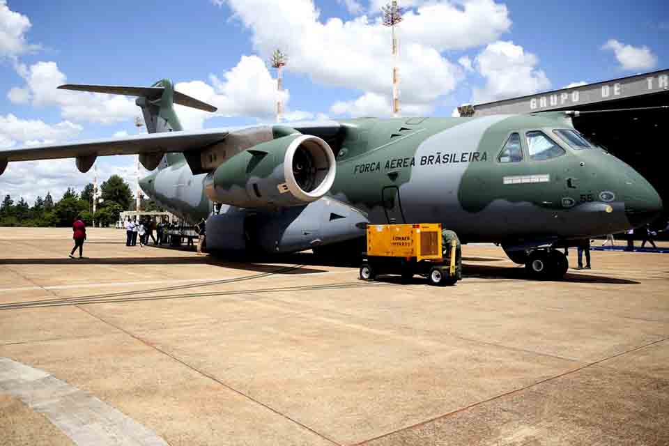 Avião da Força Aérea Brasileira pousa na Polônia para repatriar brasileiros