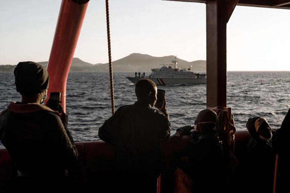 Navio resgata  no Mediterrâneo migrantes em primeira operação desde impasse entre França e Itália 