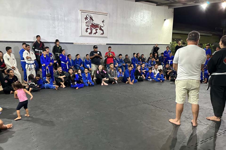 Vereador Everaldo Fogaça conhece projeto social Leão de Judá que ensina jiu-Jitsu para jovens 